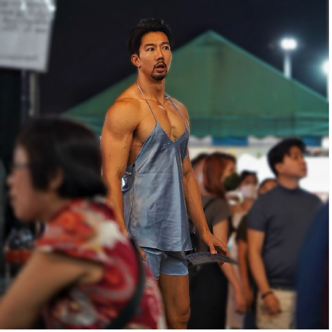 Sarawut Siriphet, demikian nama pria yang viral disebut pelayan ganteng tapi dikira waria karena saat bekerja memakai baju wanita. Foto: Dok. Instagram Sarawut Siriphet