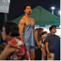 Sarawut Siriphet, demikian nama pria yang viral disebut pelayan ganteng tapi dikira waria karena saat bekerja memakai baju wanita. Foto: Dok. Instagram Sarawut Siriphet