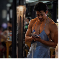 Sarawut merupakan pemilik restoran dengan konsep Thai Hot Guys ini. Dia kerap terjun langsung memasak hingga melayani tamu dengan berjoget memakai lingerie seksi. Foto: Dok. Instagram Sarawut Siriphet