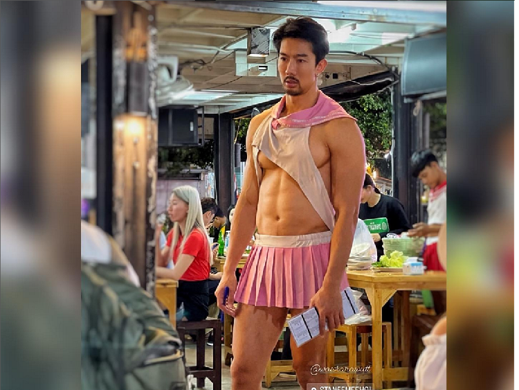 8 Foto Pelayan Ganteng Viral Pakai Rok Ini Ternyata Fighter dan Bos Resto