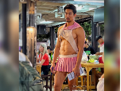 8 Foto Pelayan Ganteng Viral Pakai Rok Ini Ternyata Fighter dan Bos Resto