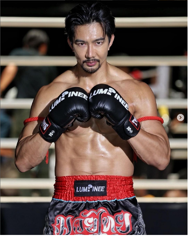 Kerap tampil dengan lingerie dan macho sebagai pertarung, Sarawut Siriphet pun populer di Instagram. Pengikutnya di media sosial lebih dari 161 ribu. Foto: Dok. Instagram Sarawut Siriphet