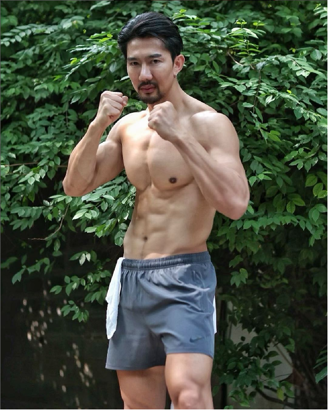 Gara-gara penampilannya kerap memakai baju wanita ini Sarawut Siriphet dikira waria. Kenyataannya dia adalah pria tulen dan seorang petarung Muay Thai. Foto: Dok. Instagram Sarawut Siriphet