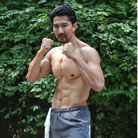 Gara-gara penampilannya kerap memakai baju wanita ini Sarawut Siriphet dikira waria. Kenyataannya dia adalah pria tulen dan seorang petarung Muay Thai. Foto: Dok. Instagram Sarawut Siriphet