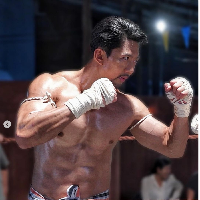 Dalam unggahannya di Instagram, Sarawut memperlihatkan aksinya saat menjadi petarung Muay Thai. “The Winner,” tulisnya pada unggahan yang memperlihatkan fotonya mendapatkan sabuk emas. Foto: Dok. Instagram Sarawut Siriphet