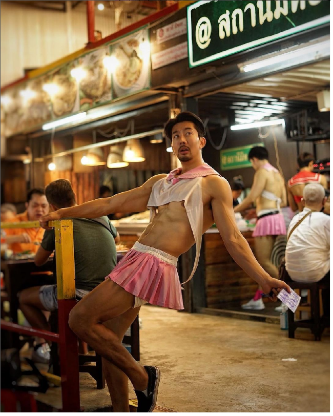 Sarawut Siriphet kerap mengunggah gayanya saat bekerja memakai rok dan tanktop atau mini dress. Penampilannya tampak kontras dengan tubuhnya yang kekar. Foto: Dok. Instagram Sarawut Siriphet