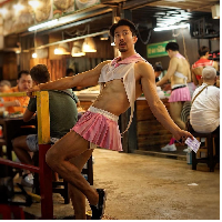 Sarawut Siriphet kerap mengunggah gayanya saat bekerja memakai rok dan tanktop atau mini dress. Penampilannya tampak kontras dengan tubuhnya yang kekar. Foto: Dok. Instagram Sarawut Siriphet