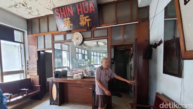 Shin Hua, barbershop Surabaya berusia 112 tahun yang dinobatkan jadi barbershop tertua di Indonesia.