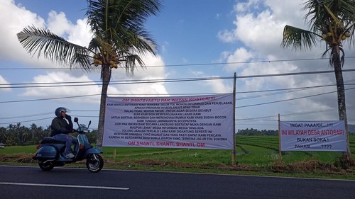 Spanduk yang dipasang warga Desa Antosari, Tabanan, ditujukan ke Gubernur Bali Wayan Koster yang menagih kepastian soal kelanjutan pembangunan tol Gilimanuk-Mengwi. (chairul amri simabur/detikBali)