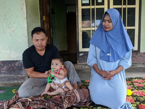 Sri Nurul Hayati, ibu dari Muhammad Karunia bayi berkaki 6 saat ditemui di rumahnya, Rabu (19/7/2023). Foto: Ahmad Viqi/detikBali.