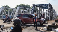 Dilaporkan sebelumnya sebanyak 10 perjalanan KA jarak jauh tertunda akibat tragedi tersebut.