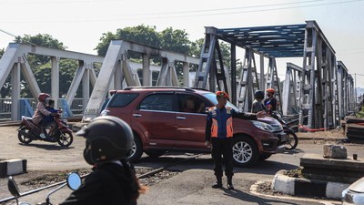 Suasana Jalur Kereta Semarang Pasca Kecelakaan KA Brantas Vs Truk