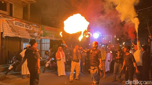 Suasana pawai obor di Sukabumi