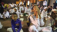 Peringatan tahun baru Hijriah diperingati setiap tanggal 1 Muharram. Khalifah Utsman bin Affan RA adalah sosok di balik penetapan Muharram sebagai bulan pertama dalam kalender Hijriah. 