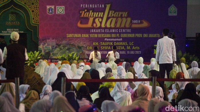 Jemaah mengikuti peringatan tahun baru Hijriah di JIC, Jakarta Utara, Rabu (19/7/2023).
