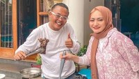 Sebelum cerai, dirinya dan Natalie sering kulineran bersama. Keduanya kompak menunjukkan kebersamaan mereka saat panggang-panggang daging di rumahnya. Foto: YouTube/Instagram Sule