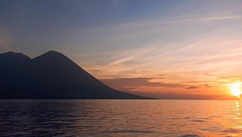 Sunset dan sunrise di Pantai Sangiang, Kabupaten Bima, Nusa Tenggara Barat. (Kemenparekraf)