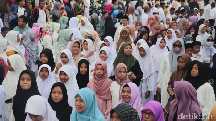 Warga Kota Ternate, Maluku Utara (Malut) menggelar pawai untuk memperingati tahun baru Islam 1445 Hijriah.