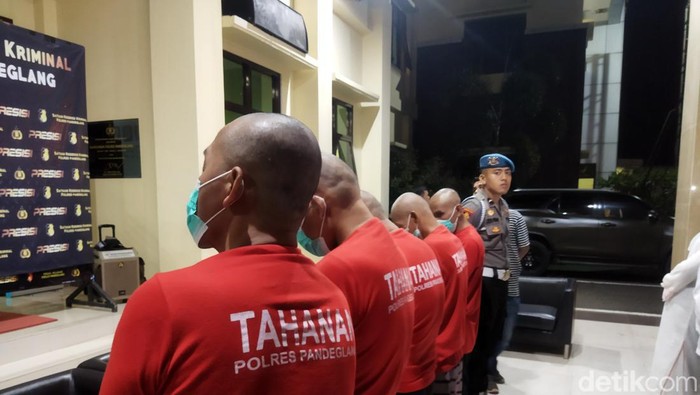 Tersangka pengedar uang palsu dan barang bukti uang pulsa. Dok Aris Rivaldo/detikcom