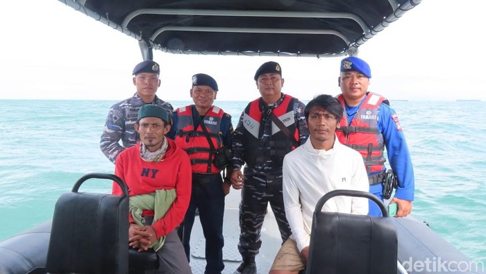 Tim gabungan menjembut dua nelayan Bintan yang terdampar di Malaysia.