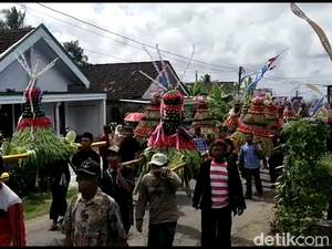 Menengok Tradisi Grebeg Gunungan Suro di Lereng Semeru