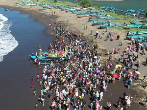 Petik Laut, Ritual Ngalap Berkah Warga Pesisir Banyuwangi Saat 1 Suro