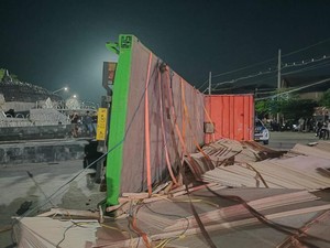 Truk Tronton Tabrak Mobil-Terguling di Kawasan Alun-alun Lor Boyolali