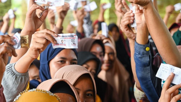 UMKM Sahabat Sandi Uno Banten menggelar bazar sembako murah.
