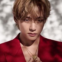 V BTS tumbuh besar dalam keluarga petani di Daegu. Hidupnya berubah setelah menemani seorang temannya ikut audisi. Seorang staf Big Hit Music melihat potensinya dan memintanya audisi hari itu. Foto: dok. Instagram @thv