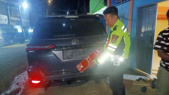 Pemilik solar ilegal yang dibawa truk terguling di Kabupaten Wajo, Sulawesi Selatan (Sulsel) Andi Lani Salatu (62) ditilang polisi.