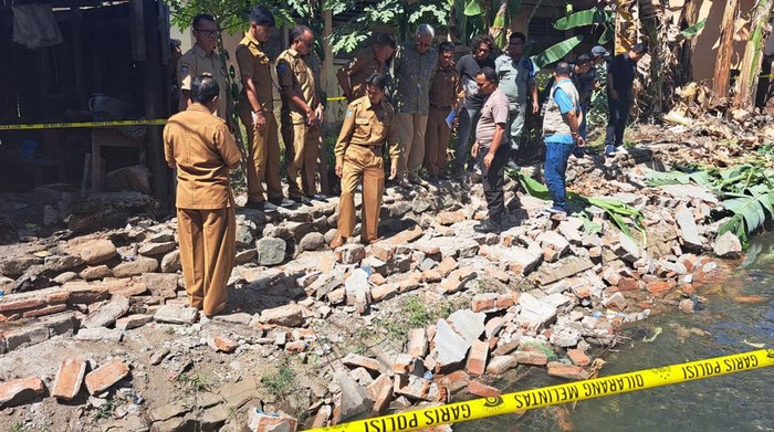 Wakil Bupati Bima Dahlan M. Noer saat meninjau SMPN 1 Woha. Tembok sekolah tersebut roboh pada Selasa pagi (18/7/2023).