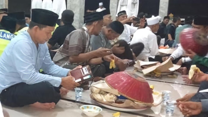 Warga Kampung Gelgel menikmati sagi dengan cara ngaminang atau makan bersama, sambut Tahun Baru Islam 1 Muharam 1445 H, Selasa (18/7/2023). (Foto : istimewa).