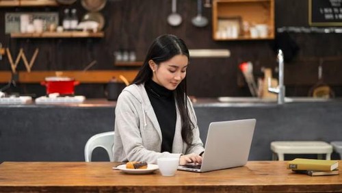 work from cafe. (freepik)