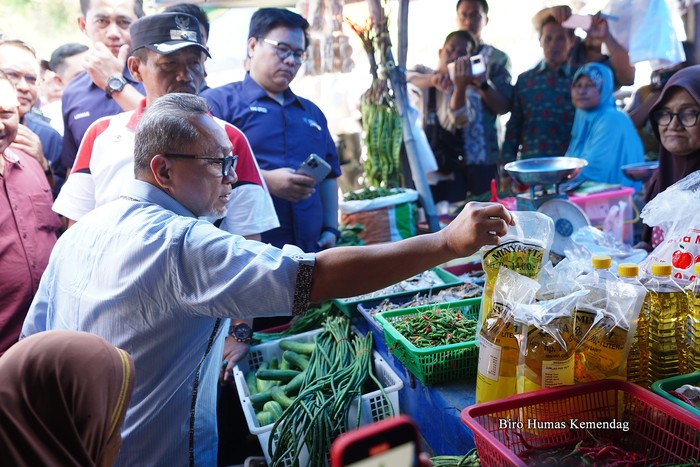 Zulhas Tinjau Pasar Bakauheni