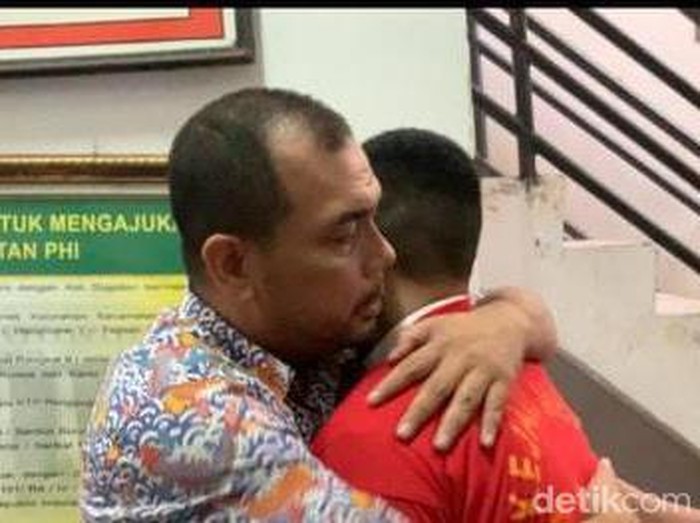 Aditya Hasibuan, anak AKBP Achiruddin saat meminta maaf sambil memeluk Zulkifli, ayah dari Ken Admiral. (Raja Malo Sinaga/detikSumut) Aditya Hasibuan, anak AKBP Achiruddin saat meminta maaf sambil memeluk Zulkifli, ayah dari Ken Admiral. (Raja Malo Sinaga/detikSumut)