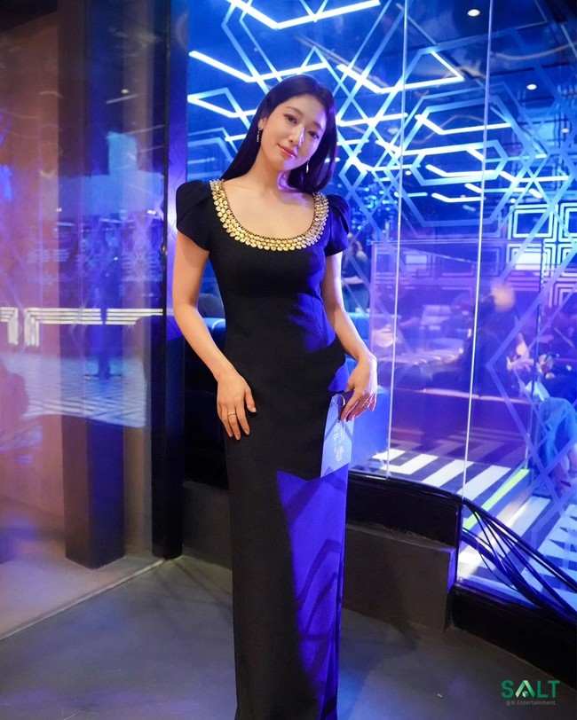 Park Shin Hye kembali ke hadapan publik setelah melahirkan anak pertamanya. Sang aktris membacakan nominasi penghargaan dalam balutan Crystal-Shell Collar Dress berwarna navy koleksi Jenny Packham. Foto: Instagram