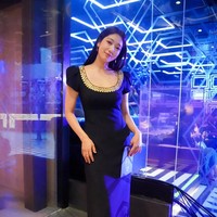 Park Shin Hye kembali ke hadapan publik setelah melahirkan anak pertamanya. Sang aktris membacakan nominasi penghargaan dalam balutan Crystal-Shell Collar Dress berwarna navy koleksi Jenny Packham. Foto: Instagram