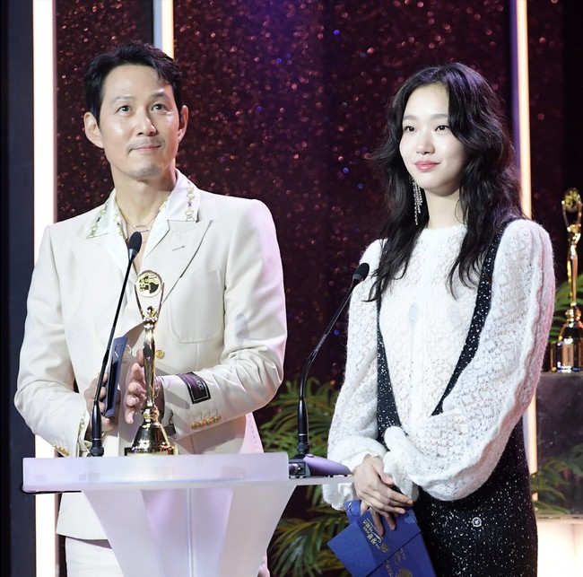 Seperti Park Shin Hye, Kim Go Eun juga membacakan nominasi penghargaan untuk kategori Best Actress bersama Lee Jung Jae. Global ambassador Chanel itu memakai set koleksi terbaru Fall/Winter 2023/24. Foto: Instagram