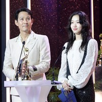 Seperti Park Shin Hye, Kim Go Eun juga membacakan nominasi penghargaan untuk kategori Best Actress bersama Lee Jung Jae. Global ambassador Chanel itu memakai set koleksi terbaru Fall/Winter 2023/24. Foto: Instagram