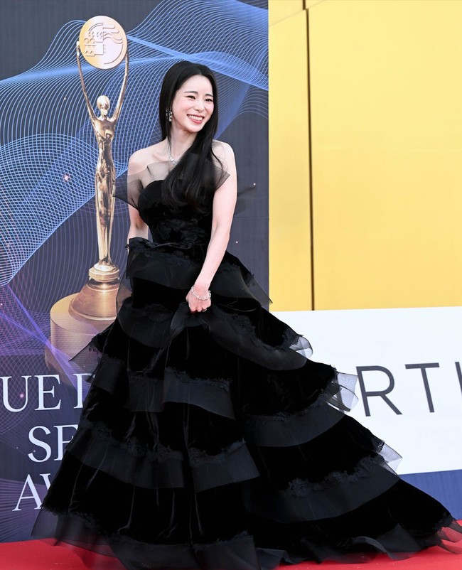 Bintang drama Korea The Glory, Lim Ji Yeon terlihat anggun bak black swan memakai Evening Dress dari brand fashion Barcelona, Yolancris. Sang aktris pulang dengan piala Best Supporting Actress. Foto: Instagram