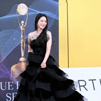Bintang drama Korea The Glory, Lim Ji Yeon terlihat anggun bak black swan memakai Evening Dress dari brand fashion Barcelona, Yolancris. Sang aktris pulang dengan piala Best Supporting Actress. Foto: Instagram