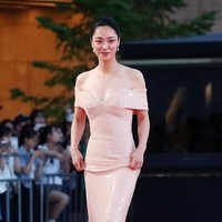 Jeon Yeo Bin tampil beda dengan Off-the Shoulder Draped Sequin Column Gown dari desainer Monique Lhuillier. Gaun seharga $4,595 atau sekitar Rp 68 jutaan itu mempertegas lekuk tubuhnya yang ramping. Foto: Instagram