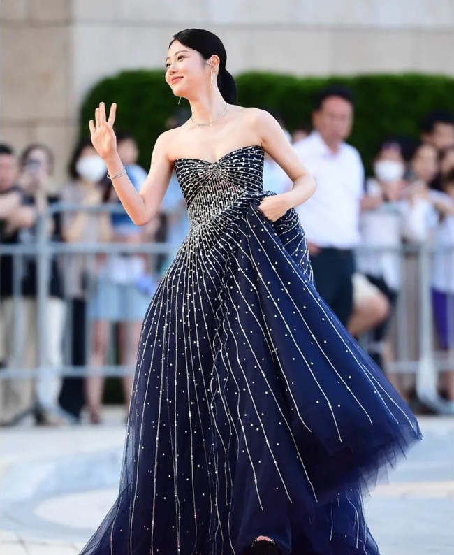 Tampil stand out. Shin Ye Eun memakai Embellished Strapless Ball Gown dari koleksi Monique Lhuillier. Gaun mewah dengan detail payet emas itu dibanderol seharga £ 7,375 atau sekitar Rp 143 jutaan. Dia pun dinobatkan sebagai Best Rookie Actress. Foto: Instagram