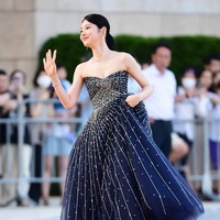 Tampil stand out. Shin Ye Eun memakai Embellished Strapless Ball Gown dari koleksi Monique Lhuillier. Gaun mewah dengan detail payet emas itu dibanderol seharga £ 7,375 atau sekitar Rp 143 jutaan. Dia pun dinobatkan sebagai Best Rookie Actress. Foto: Instagram