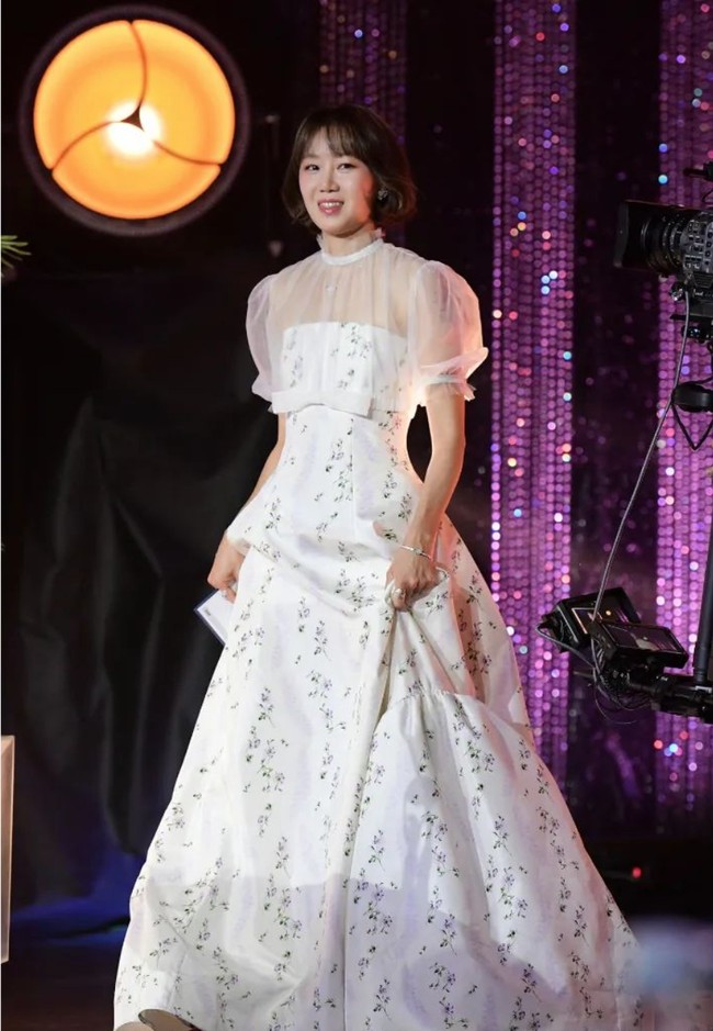 Lama tak terlihat pasca menikah dengan Kevin Oh. Gong Hyo Jin tampil di Blue Dragon Series Awards 2023 dengan potongan rambut baru dan koleksi gaun bridal dari HONOR, brand fashion New York. Foto: Instagram