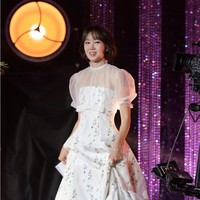 Lama tak terlihat pasca menikah dengan Kevin Oh. Gong Hyo Jin tampil di Blue Dragon Series Awards 2023 dengan potongan rambut baru dan koleksi gaun bridal dari HONOR, brand fashion New York. Foto: Instagram