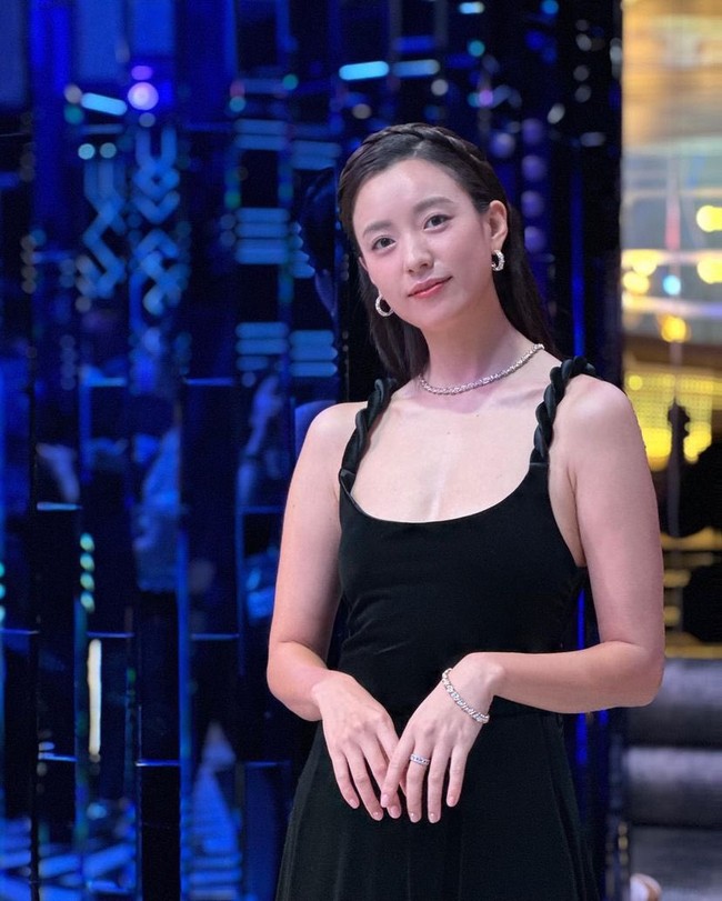 Han Hyo Joo menonjolkan detail unik pada gaun Emporio Armani yang dikenakannya. Rambutnya ditata dengan braid style seperti pilinan strap dress-nya. Foto: Instagram