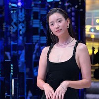 Han Hyo Joo menonjolkan detail unik pada gaun Emporio Armani yang dikenakannya. Rambutnya ditata dengan braid style seperti pilinan strap dress-nya. Foto: Instagram