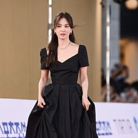 Song Hye Kyo menampilkan keanggunan dalam balutan gaun hitam yang sederhana rancangan avouavou. Sang aktris membawa pulang piala Daesang di Blue Dragon Series Awards 2023 dengan pidato mengharukan. Foto: Instagram