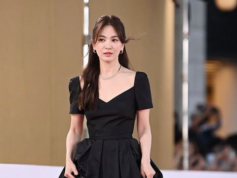 Adu Gaya Song Hye Kyo, Bae Suzy, dan 8 Artis Korea di Blue Dragon Awards